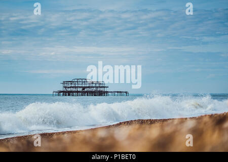 Bruciò Molo Ovest dal mare, Brighton, Inghilterra Foto Stock