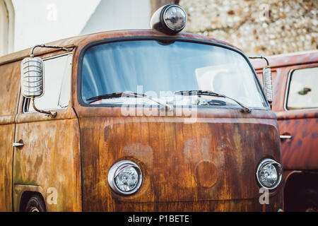 Vecchio arrugginito bus VW, Hippie Bus, Brighton, Inghilterra Foto Stock