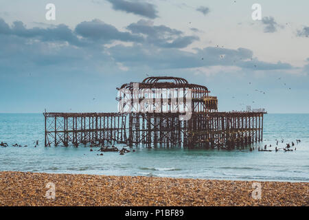 Bruciò Molo Ovest dal mare, Brighton, Inghilterra Foto Stock