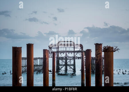 Bruciò Molo Ovest dal mare, Brighton, Inghilterra Foto Stock