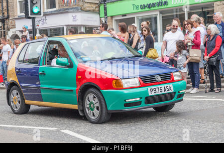 Un multicolore VW Polo presso la parata di vetture attraverso Barnard Castle,l'Inghilterra,UK Foto Stock