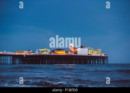 Il Brighton Pier di notte, Brighton, Inghilterra Foto Stock