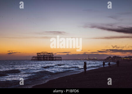 Bruciò Molo Ovest dal mare, Brighton, Inghilterra Foto Stock