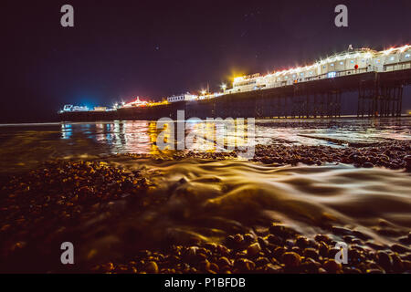 Il Brighton Pier di notte, Brighton, Inghilterra Foto Stock