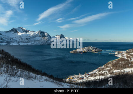 Oyfjord con villaggio di pescatori Husøy, Senja, Norvegia Foto Stock