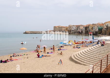 Vista della spiaggia di Cefalù con la città vecchia in background nel nord della Sicilia in Italia Foto Stock