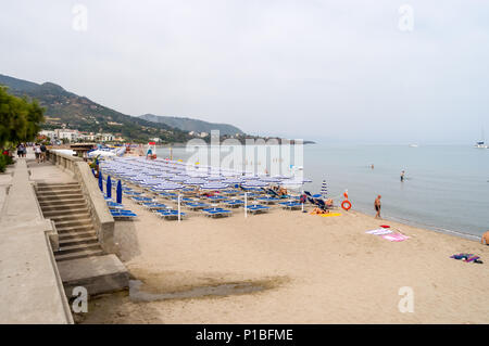 Vista della spiaggia di Cefalù con la città vecchia in background nel nord della Sicilia in Italia Foto Stock