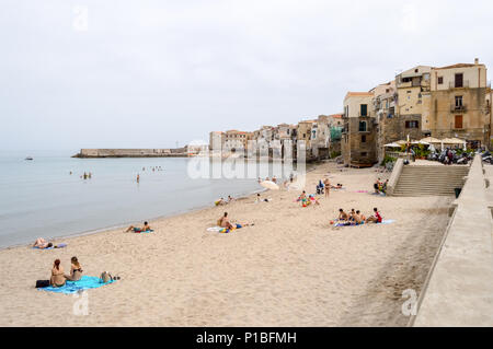 Vista della spiaggia di Cefalù con la città vecchia in background nel nord della Sicilia in Italia Foto Stock