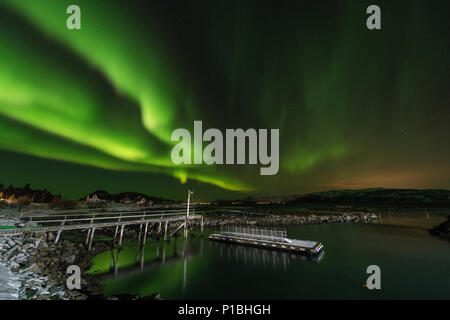 Luci del nord oltre il Stønesbotn di notte, Senja, Norvegia Foto Stock