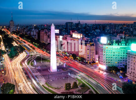 Vista aerea della città di Buenos Aires con obelisco e 9 de Julio Avenue di notte - Buenos Aires, Argentina Foto Stock