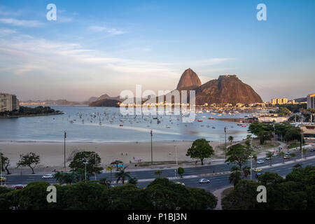 Vista aerea del Pan di Zucchero e il Botafogo spiaggia di Baia Guanabara - Rio de Janeiro, Brasile Foto Stock