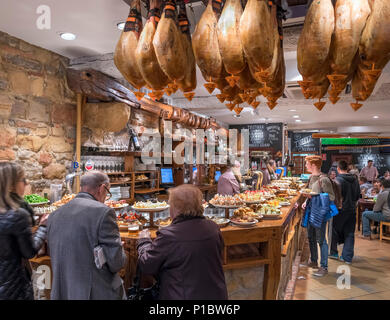 Pintxos Bar (Tapas Bar) nel Casco Viejo (Città Vecchia), San Sebastian, Paesi Baschi Foto Stock