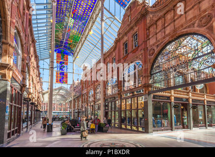 Yorkshire Inghilterra leeds yorkshire Inghilterra giunzione della croce e arcade arcade della contea di leeds victoria quarter leeds city centre shopping briggate leeds Foto Stock