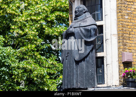 LONDON, Regno Unito - 6 GIUGNO 2018: la statua del frate nero sulla parte esterna del frate nero pub situato in Blackfriars area di Londra, Regno Unito, il 6 Foto Stock