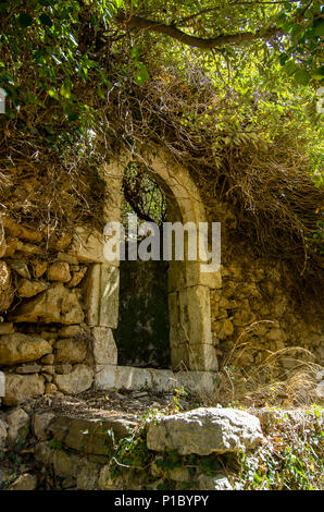 Il vecchio telaio della porta senza la porta di una casa abbandonata in Myli, Creta, Grecia Foto Stock