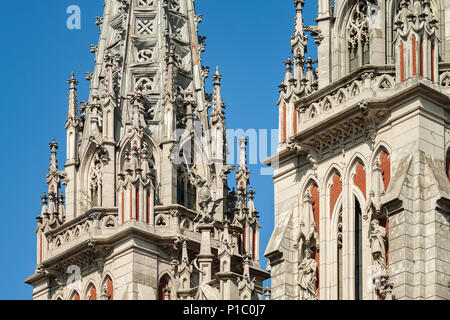 Le torri della Casa della Musica Organistica a Kiev in Ucraina. Ex Chiesa Nikolaevsky Foto Stock