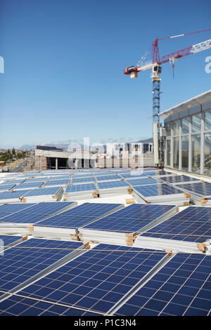 Pannelli solari impilato sulla soleggiata terrazza sul tetto Foto Stock