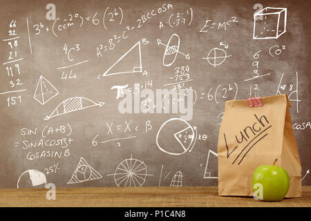 Immagine composita della borsa da pranzo con Apple sul tavolo di legno Foto Stock