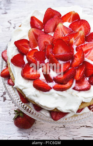 In casa estate torta con fragole e crema di formaggio Foto Stock