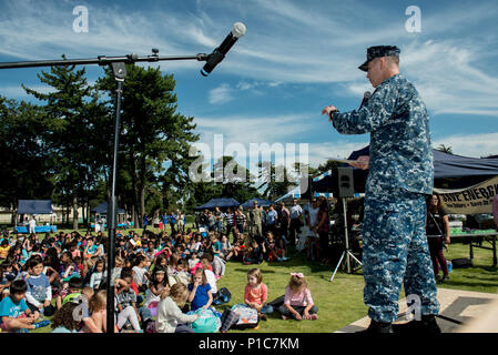 161012-N-YD204-052 Atsugi, Giappone (ott. 12, 2016) Naval Air Facility (NAF) Atsugi Comandante Capt. John Bushey offre commento sulla conservazione dell'energia per studenti da Shirley elementare Lanham durante una energia fiera alla Naval Air Facility di Atsugi. Naval Facilities Engineering Command (NAVFAC) Estremo Oriente il distacco di Atsugi tenutasi nella fiera in riconoscimento della conservazione di energia al mese. (U.S. Navy foto di Sottufficiali di terza classe Matteo C. Duncker/rilasciato) Foto Stock