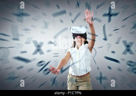 Immagine composita della ragazza che indossa la realtà virtuale simulator Foto Stock