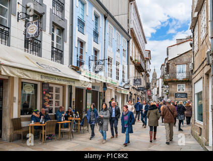 Caffetterie, bar e negozi su Rua do Franco nella città vecchia, Santiago de Compostela, Galizia, Spagna Foto Stock