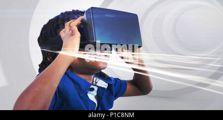 Ragazzo che indossa la realtà virtuale simulator Foto Stock