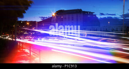 Sentieri di luce sulla strada di città Foto Stock