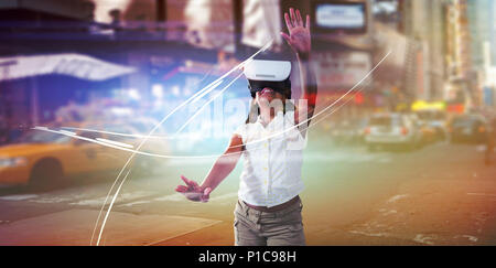 Immagine composita della ragazza che indossa la realtà virtuale simulator Foto Stock