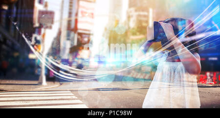 Immagine composita della ragazza che indossa la realtà virtuale simulator Foto Stock