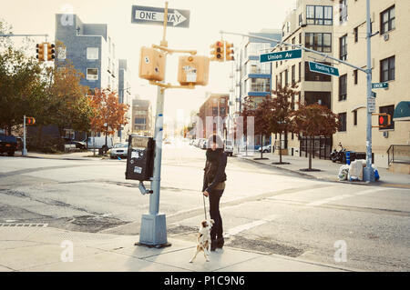 Una donna e il suo cane di Williamsburg Brooklyn. Foto Stock