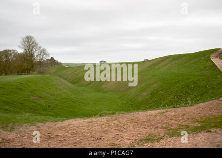 Henge realizzato di forma circolare banca e fossato intorno ad Avebury Stone Circle avebury Wiltshire, Inghilterra Regno Unito Foto Stock
