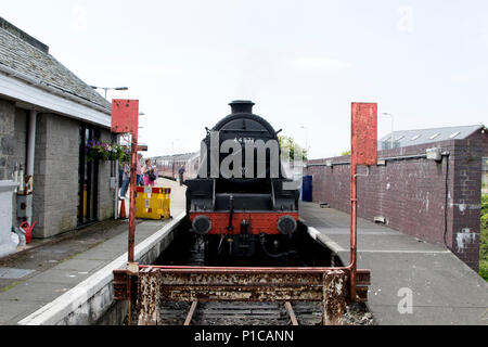 LMS Stanier Class 5 4-6-0 n. 44871, conservato il British locomotiva a vapore, visto sul West Highland Line a Mallaig stazione in Scozia. Foto Stock