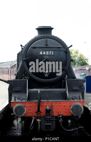 LMS Stanier Class 5 4-6-0 n. 44871, conservato il British locomotiva a vapore, visto sul West Highland Line a Mallaig stazione in Scozia. Foto Stock