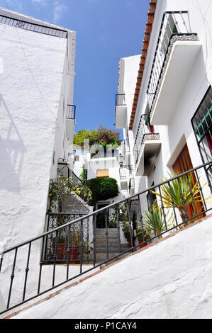 E baciata dal sole di strade e di case bianche in Frigiliana, Andalusia. Foto Stock