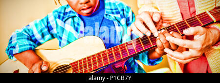 Ragazzo di imparare a suonare la chitarra Foto Stock