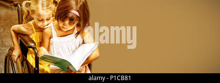 Ragazze lettura in classe Foto Stock