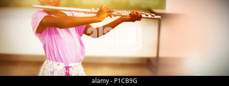 Ragazza che gioca flauto in classe Foto Stock