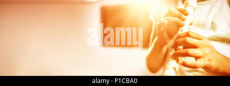 Ragazza che gioca flauto Foto Stock