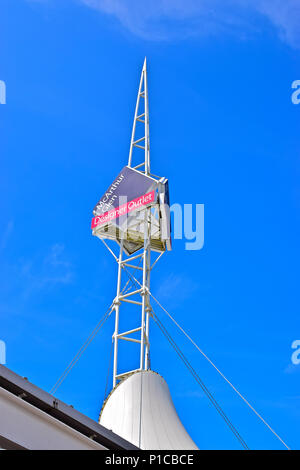 McArthur Glen Designer Outlet si trova a "I Pini" nei pressi di Bridgend, nel Galles del Sud Foto Stock