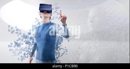 Immagine composita del composito digitale della donna con un'augmented reality simulator Foto Stock