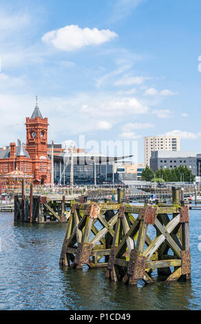 Il famoso Edificio Pierhead presso la Baia di Cardiff nel Galles del Sud Foto Stock