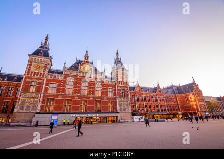 Amsterdam Centraal, la più grande stazione ferroviaria nazionale importante nodo ferroviario, secondo-più trafficata stazione ferroviaria, e Paesi Bassi" più visitato sito del patrimonio. Foto Stock