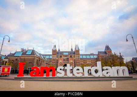 Mi segno di amsterdam situato sul retro del Rijksmuseum (Nazionale Museo di Stato), un'icona della città e la famosa attrazione turistica di Amsterdam il Museumplein in Foto Stock