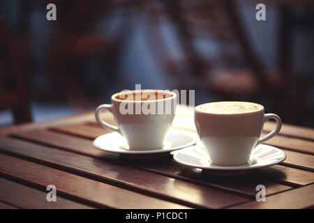 Due tazze di caffè nella caffetteria. Foto Stock