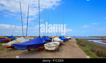 Barche sulla spiaggia a Brancaster Staithe sulla costa di Norfolk, Regno Unito Foto Stock