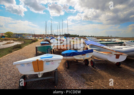 Barche sulla spiaggia a Brancaster Staithe sulla costa di Norfolk, Regno Unito Foto Stock