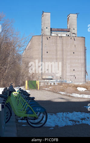 Mpls, MN/ Stati Uniti d'America - 22 Aprile 2018: Docking station di biciclette a disposizione per un uso pubblico di elevatore della granella e a distanza in Prospect Park quartiere. Foto Stock