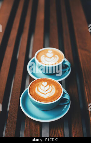 Due tazze di cappuccino con latte art Foto Stock