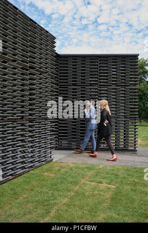 Londra, Regno Unito. 11 Giugno, 2018. Serpentine Pavilion 2018 progettato dall architetto messicana Frida Escobedo Credito: Joanne Underhill/Alamy Live News Foto Stock
